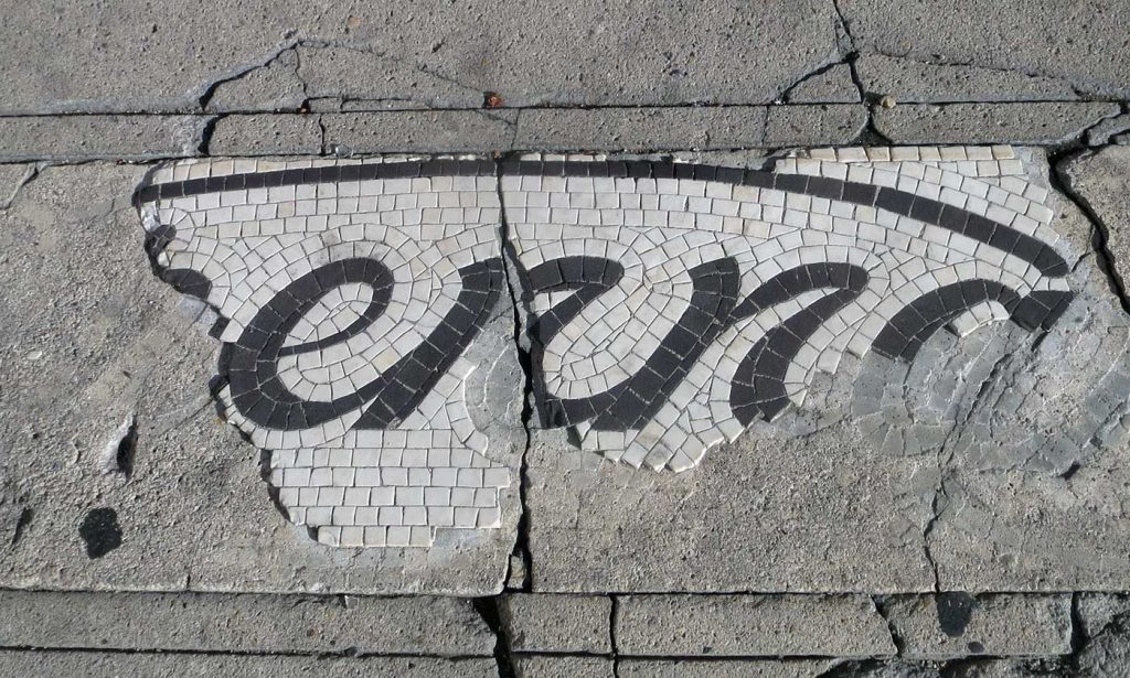 Remnant of script in tile, letters enn, gray on white background