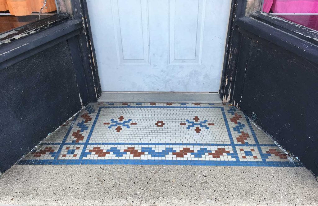 Red and blue snowflake pattern, white background, red and blue wavy border