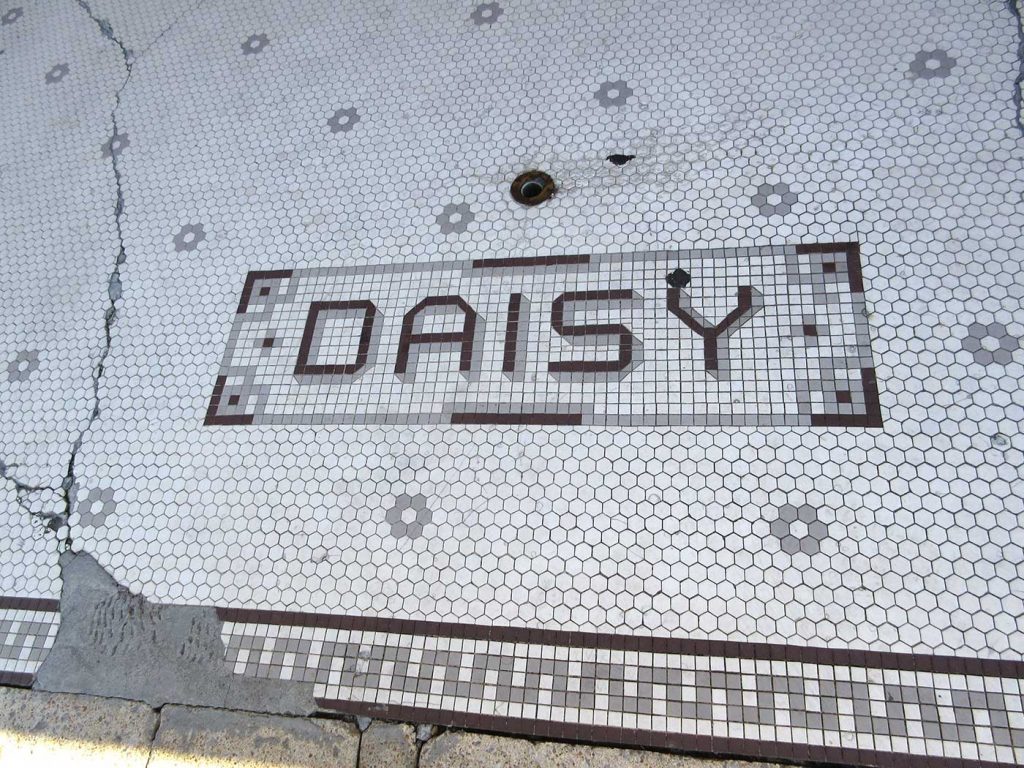 DAISY in tile, dark red with drop shadow and soap-bubble-like border
