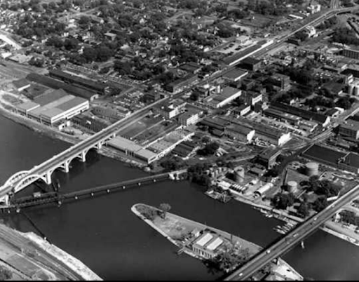 An overhead view of the Mississippi River, with three bridges spanning across it. 