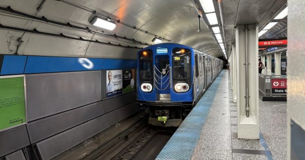 Chicago Blue Line subway train pulling up to a station. By IliketrainsR211T - Own work, CC BY 4.0, Link