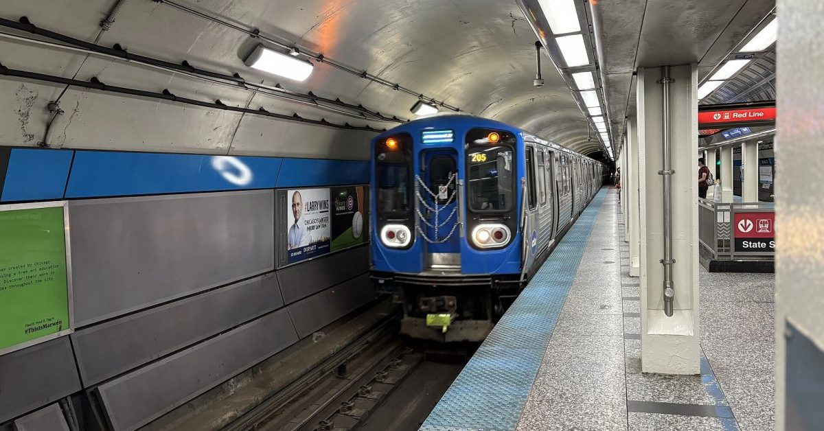 Chicago Blue Line subway train pulling up to a station. By IliketrainsR211T - Own work, CC BY 4.0, Link