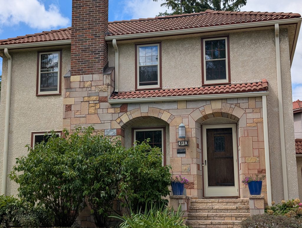 stucco house with two arched apertures in the extension of its chimney suround
