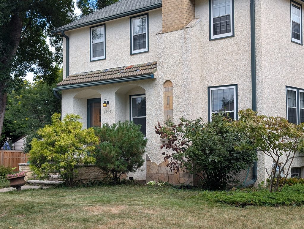 stucco house with two arched apertures in the extension of its chimney suround